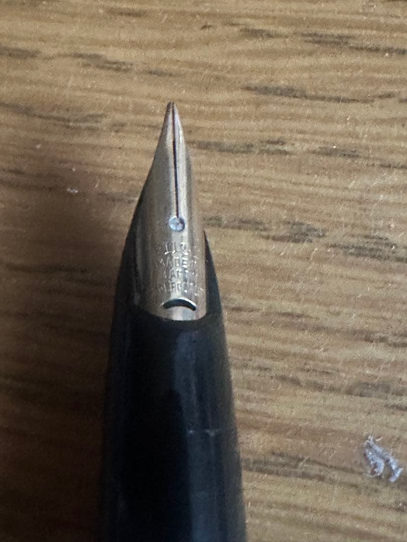 PILOT Super 70V Fountain Pen in black with metallic cap and attached clip