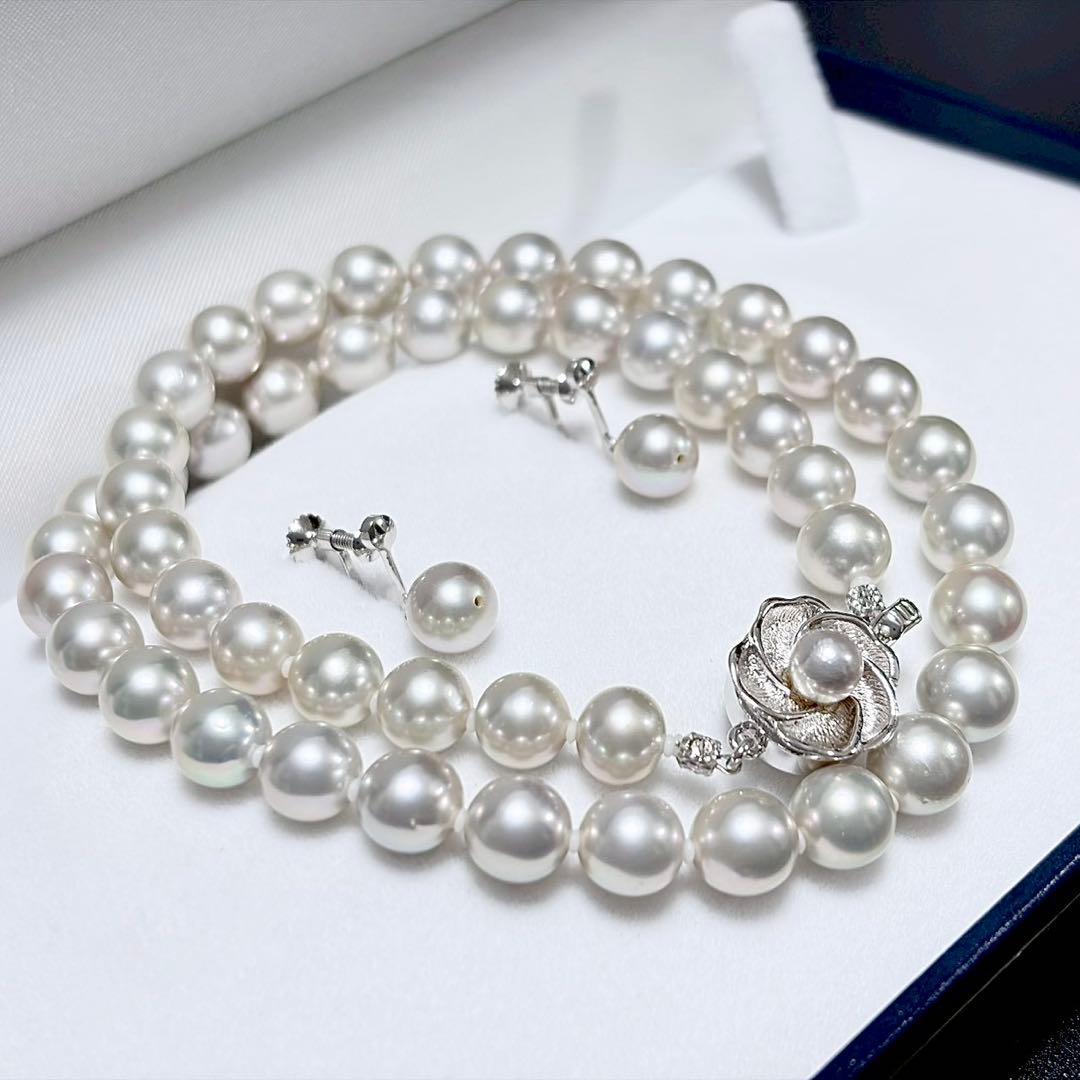 Natural Akoya pearl necklace and matching earrings with white 7.5 mm pearls
