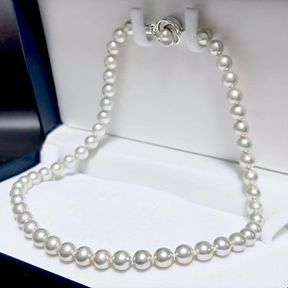 Natural Akoya pearl necklace and matching earrings with white 7.5 mm pearls