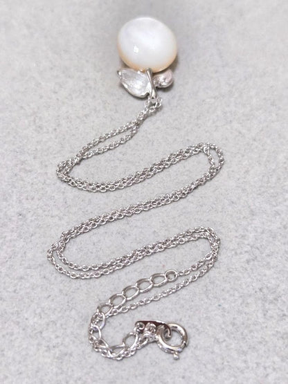 Tasaki Pearl Mabe Pearl silver necklace with a 42cm chain and detailed top shown