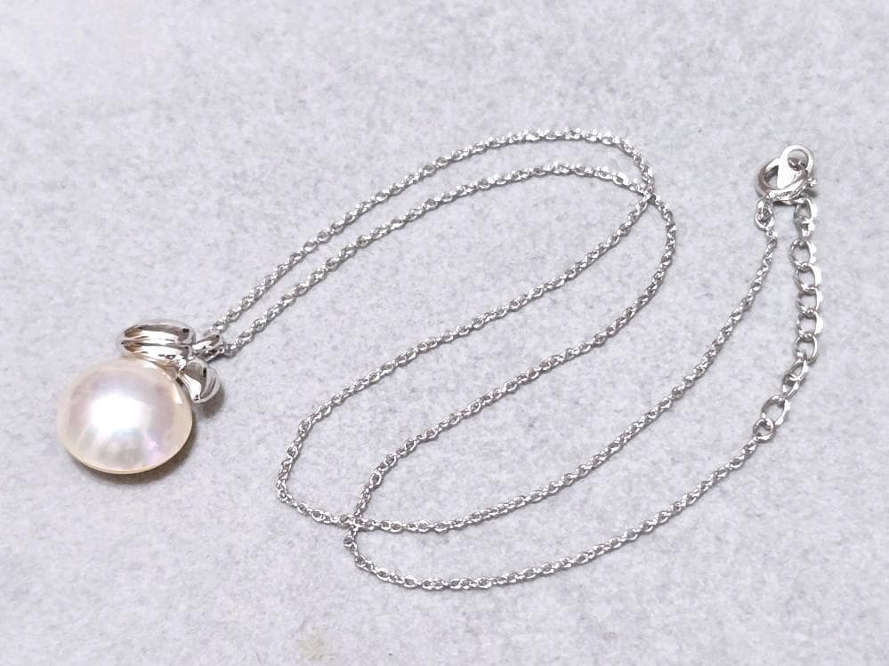 Tasaki Pearl Mabe Pearl silver necklace with a 42cm chain and detailed top shown
