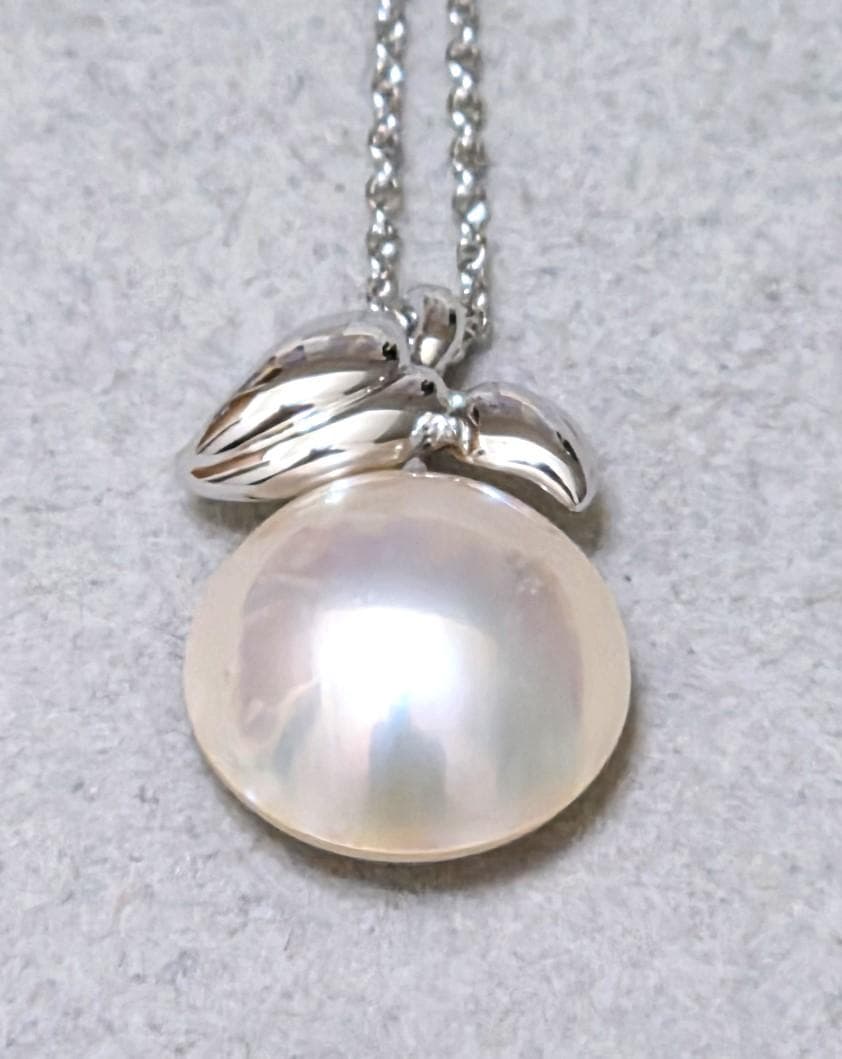 Tasaki Pearl Mabe Pearl silver necklace with a 42cm chain and detailed top shown