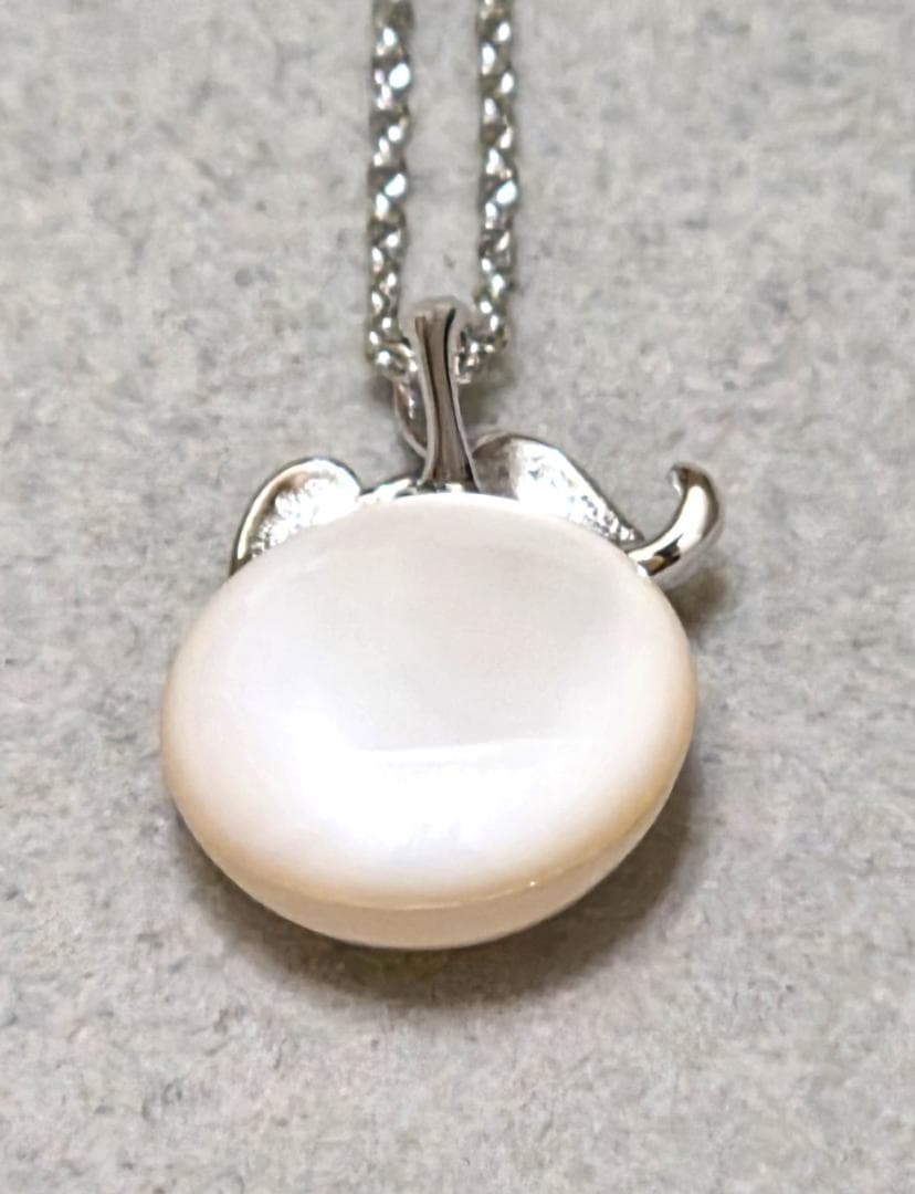 Tasaki Pearl Mabe Pearl silver necklace with a 42cm chain and detailed top shown