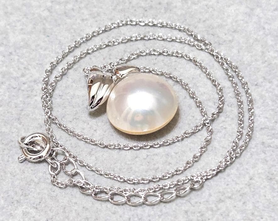 Tasaki Pearl Mabe Pearl silver necklace with a 42cm chain and detailed top shown