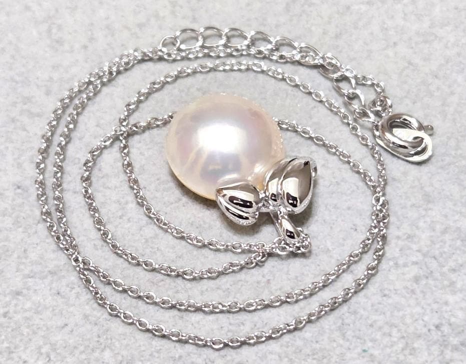 Tasaki Pearl Mabe Pearl silver necklace with a 42cm chain and detailed top shown