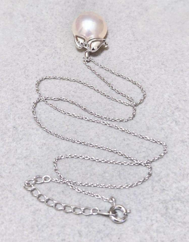 Tasaki Pearl Mabe Pearl silver necklace with a 42cm chain and detailed top shown