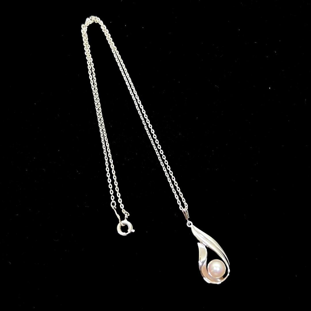 MIKIMOTO silver necklace with a 40cm chain and a pearl drop charm measuring 3 x 1.2 cm