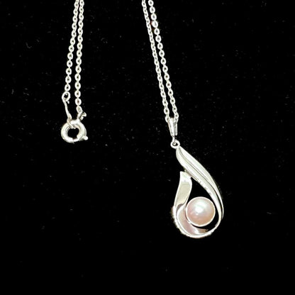 MIKIMOTO silver necklace with a 40cm chain and a pearl drop charm measuring 3 x 1.2 cm