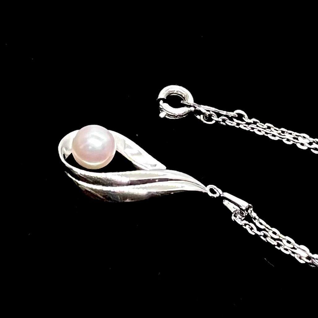 MIKIMOTO silver necklace with a 40cm chain and a pearl drop charm measuring 3 x 1.2 cm