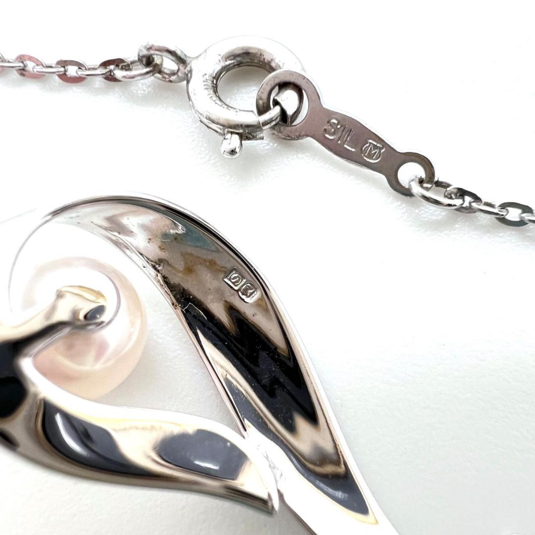 MIKIMOTO silver necklace with a 40cm chain and a pearl drop charm measuring 3 x 1.2 cm