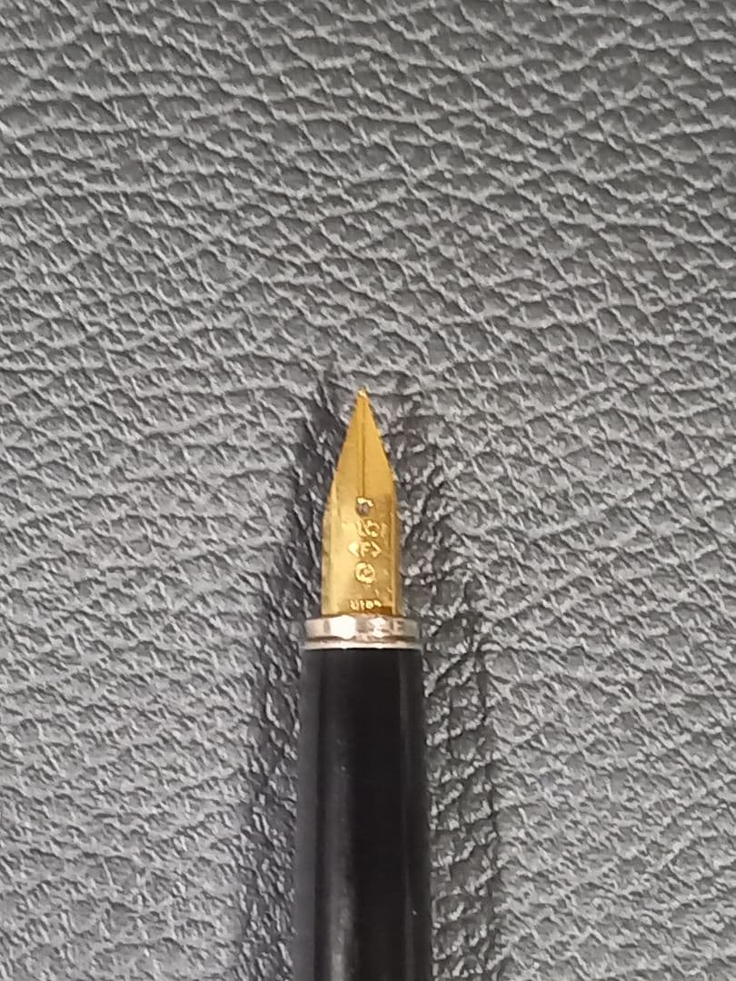 Pilot discontinued vintage fountain pen from the 80s with fine gold nib and no ink content