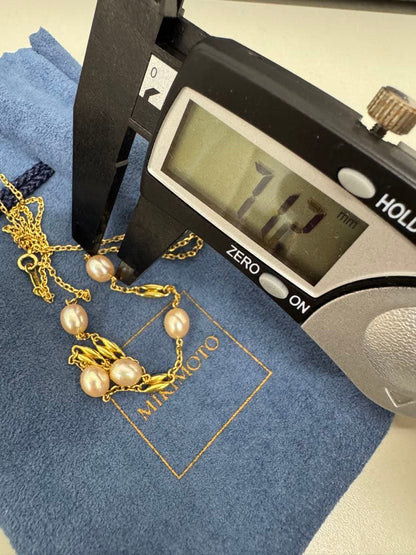MIKIMOTO pearl necklace made of yellow 18K gold, 50 cm length, displayed on a white background