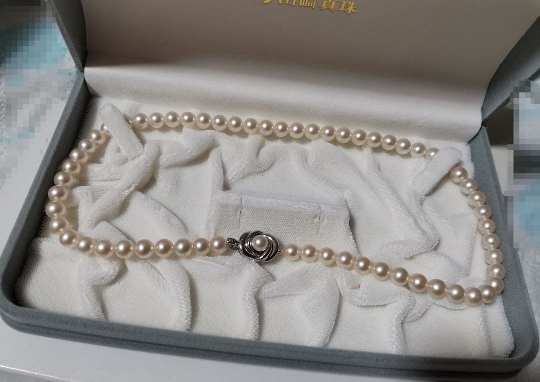 Tasaki Pearl Necklace 42 cm length with round 6.5 to 7 mm white pearls on a delicate string