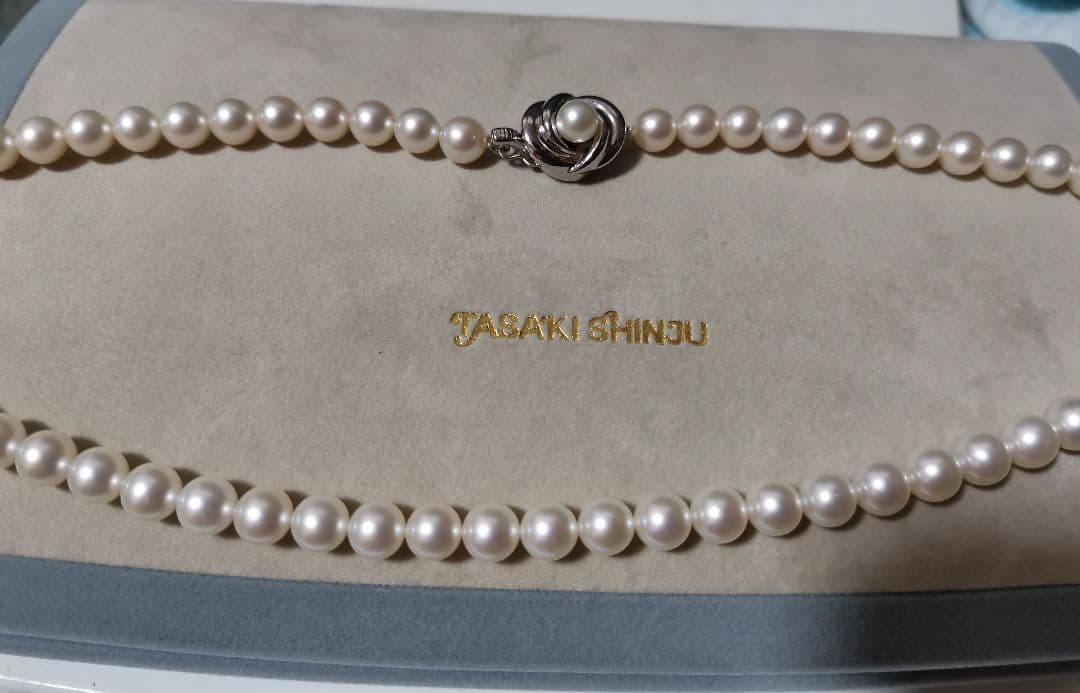 Tasaki Pearl Necklace 42 cm length with round 6.5 to 7 mm white pearls on a delicate string