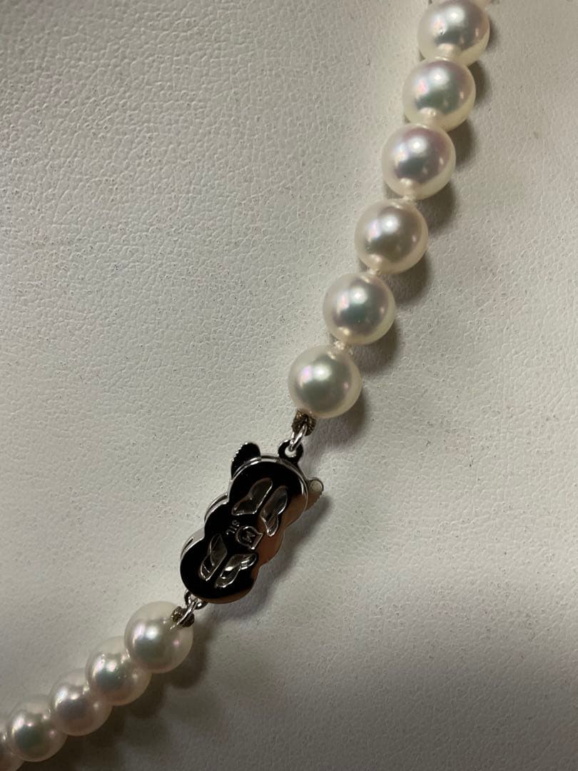 Mikimoto pearl necklace with 57 round pearls sized 7 to 7.5 mm on a 43 cm strand