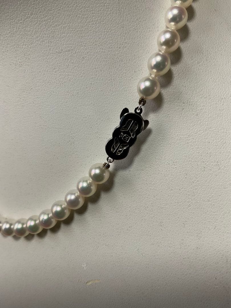 Mikimoto pearl necklace with 57 round pearls sized 7 to 7.5 mm on a 43 cm strand