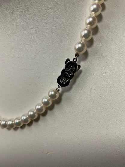 Mikimoto pearl necklace with 57 round pearls sized 7 to 7.5 mm on a 43 cm strand