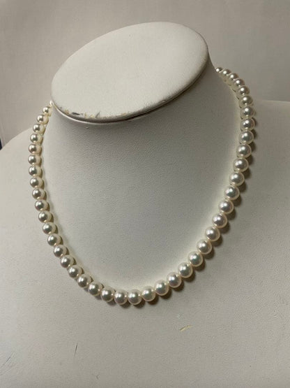 Mikimoto pearl necklace with 57 round pearls sized 7 to 7.5 mm on a 43 cm strand