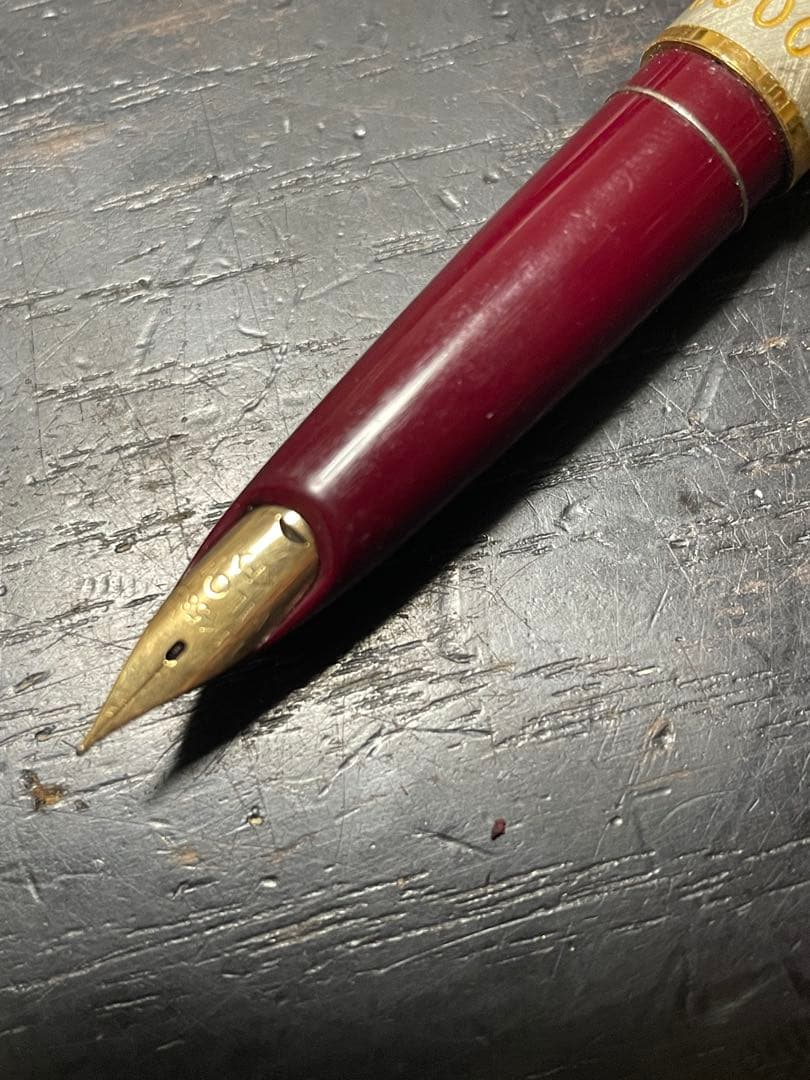 Pilot Fountain Pen 14K Aging Present with gold nib and sleek black barrel, 132mm length