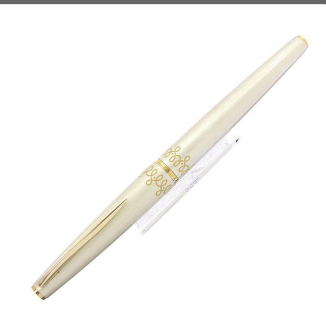 Pilot Fountain Pen 14K Aging Present with gold nib and sleek black barrel, 132mm length