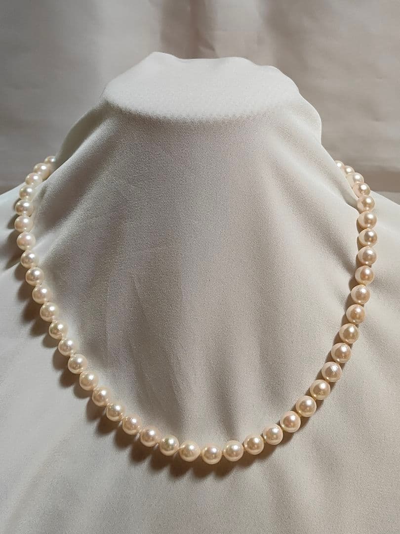 Akoya pearl necklace with white pearls 6.5-6.9 mm and silver push-insertion clasp on white background