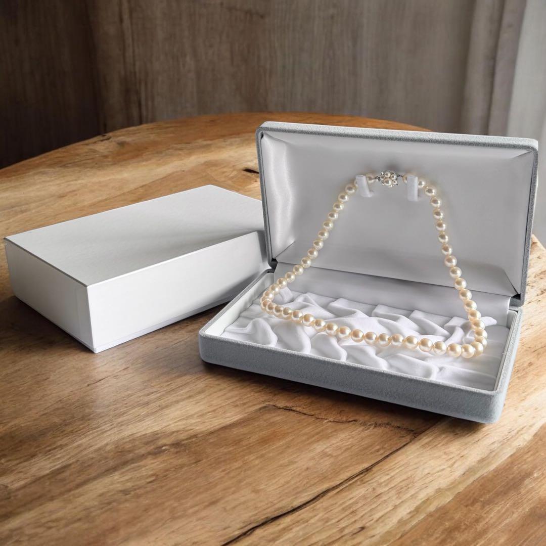 Takatsuki pearl necklace featuring 8mm round Aoyama pearls and a WGk14 white gold clasp, 42cm length