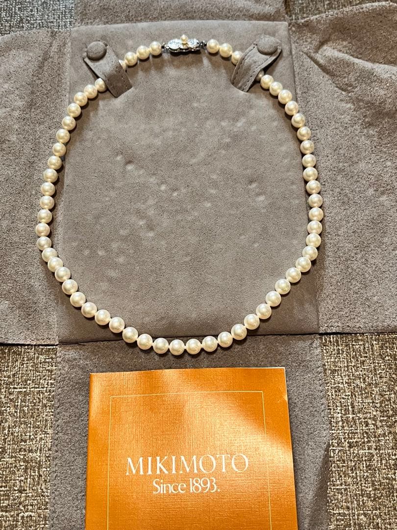 Mikimoto pearl necklace with 7mm pearls and decorative clasp measuring 43 cm in length