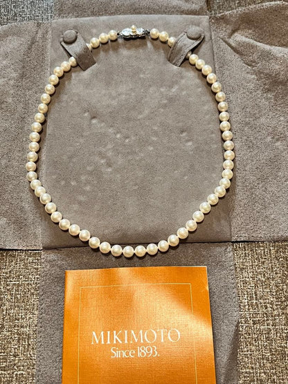 Mikimoto pearl necklace with 7mm pearls and decorative clasp measuring 43 cm in length