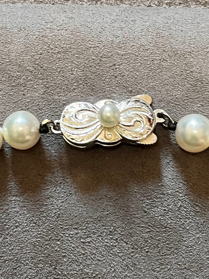Mikimoto pearl necklace with 7mm pearls and decorative clasp measuring 43 cm in length
