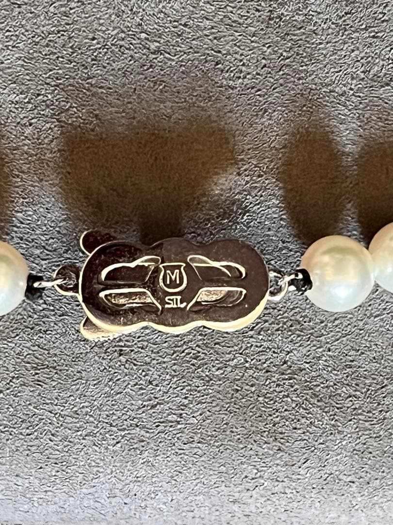 Mikimoto pearl necklace with 7mm pearls and decorative clasp measuring 43 cm in length