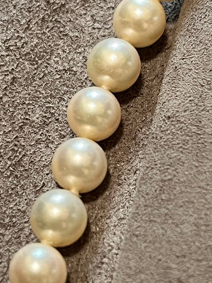 Mikimoto pearl necklace with 7mm pearls and decorative clasp measuring 43 cm in length