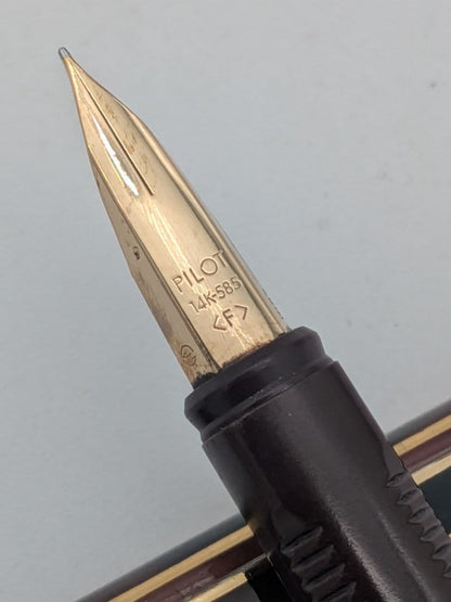 Pilot Quarto fountain pen featuring a 14K gold nib without accessories, shown in detail