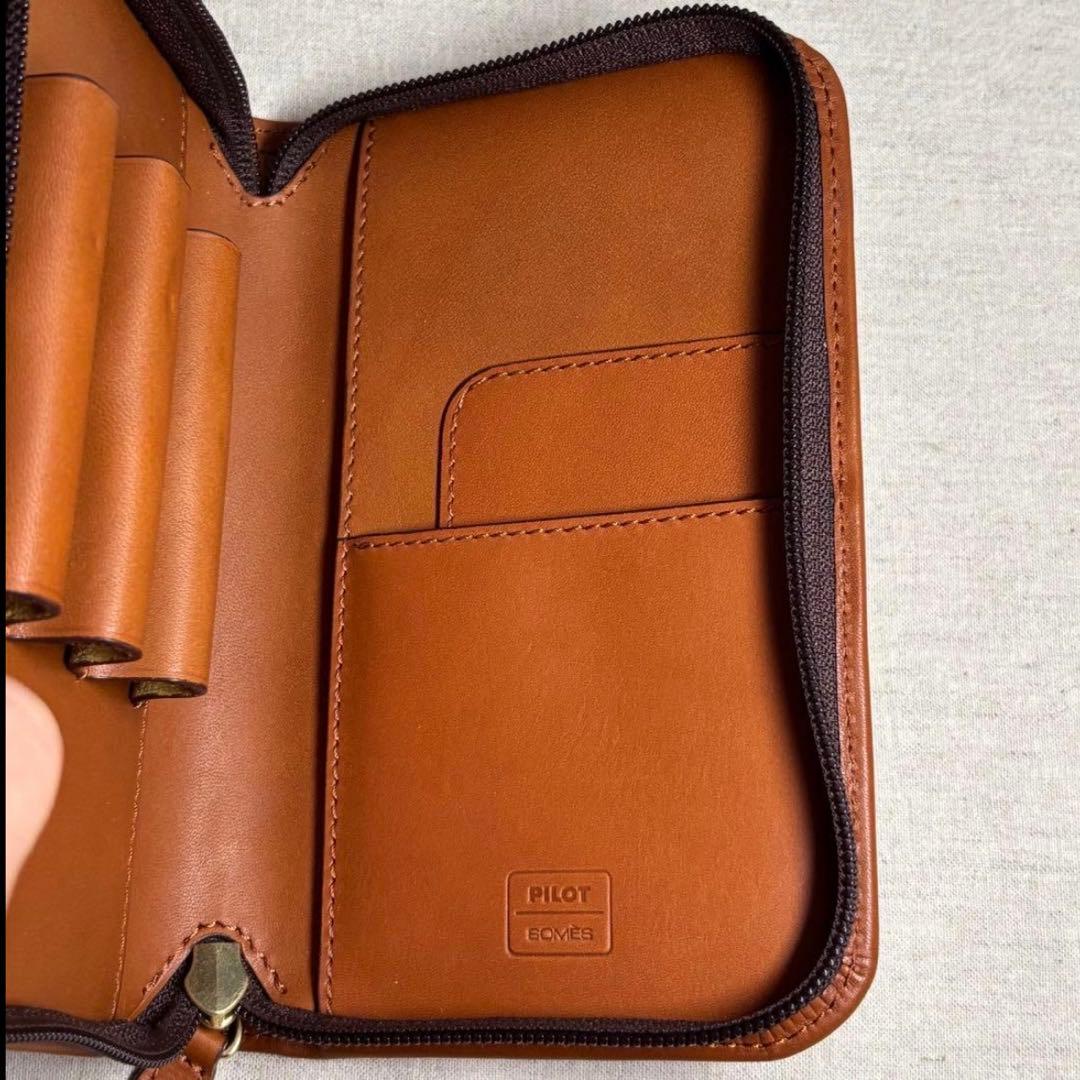 Pilot×Somes brown cowhide leather pen case with three slots and zipper closure