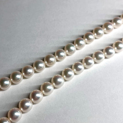TASAKI Akoya pearl necklace 44.5 cm with 8.0mm white round Hanadama grade pearls and silver clasp