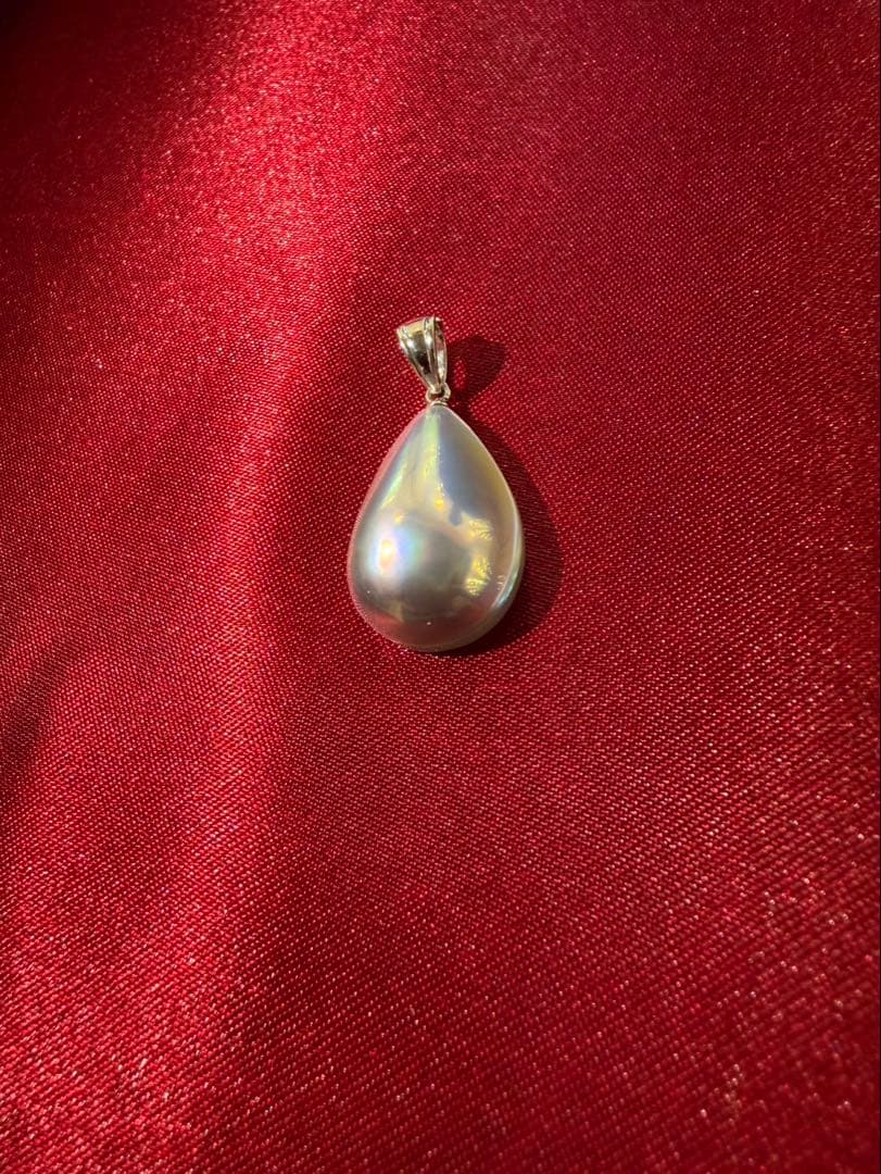 Large 20mm TASAKI pearl necklace top made of 18K white gold featuring a single lustrous pearl