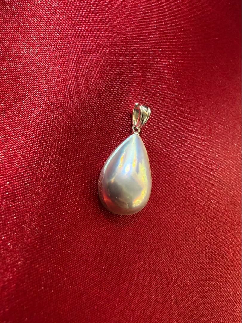 Large 20mm TASAKI pearl necklace top made of 18K white gold featuring a single lustrous pearl