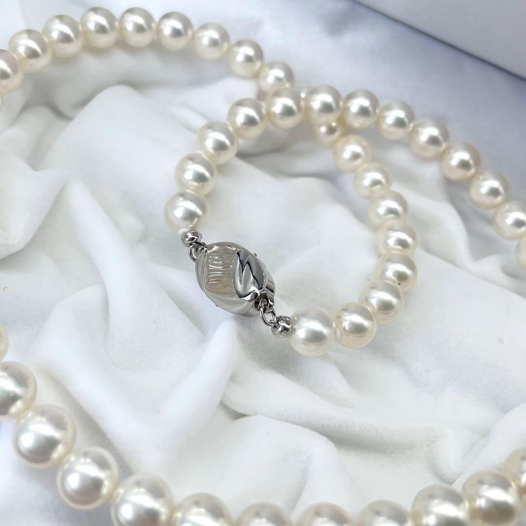 Akoya white pearl necklace with 7 to 7.5 mm pearls on a 43 cm strand featuring a certification tag
