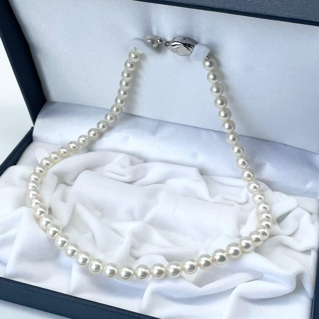 Akoya white pearl necklace with 7 to 7.5 mm pearls on a 43 cm strand featuring a certification tag
