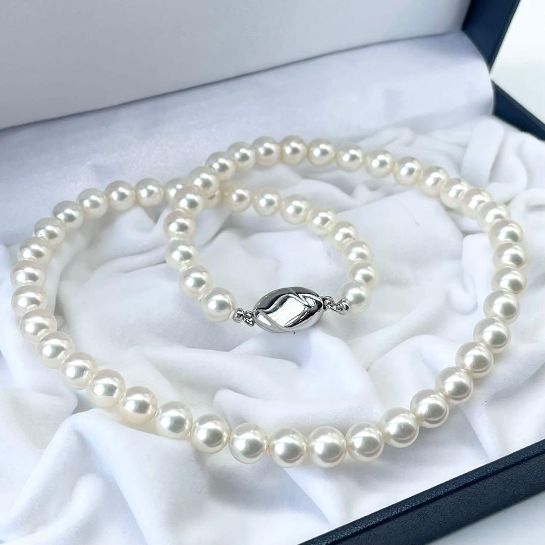 Akoya white pearl necklace with 7 to 7.5 mm pearls on a 43 cm strand featuring a certification tag