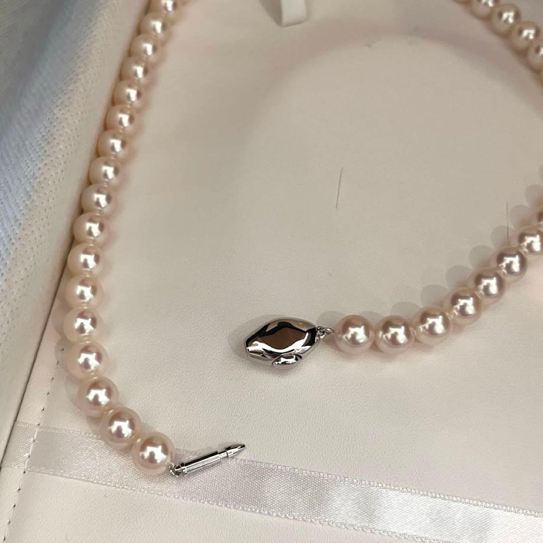 Akoya pearl necklace with white pearls sized 8.0 to 8.5mm on a 41cm strand with silver clasp