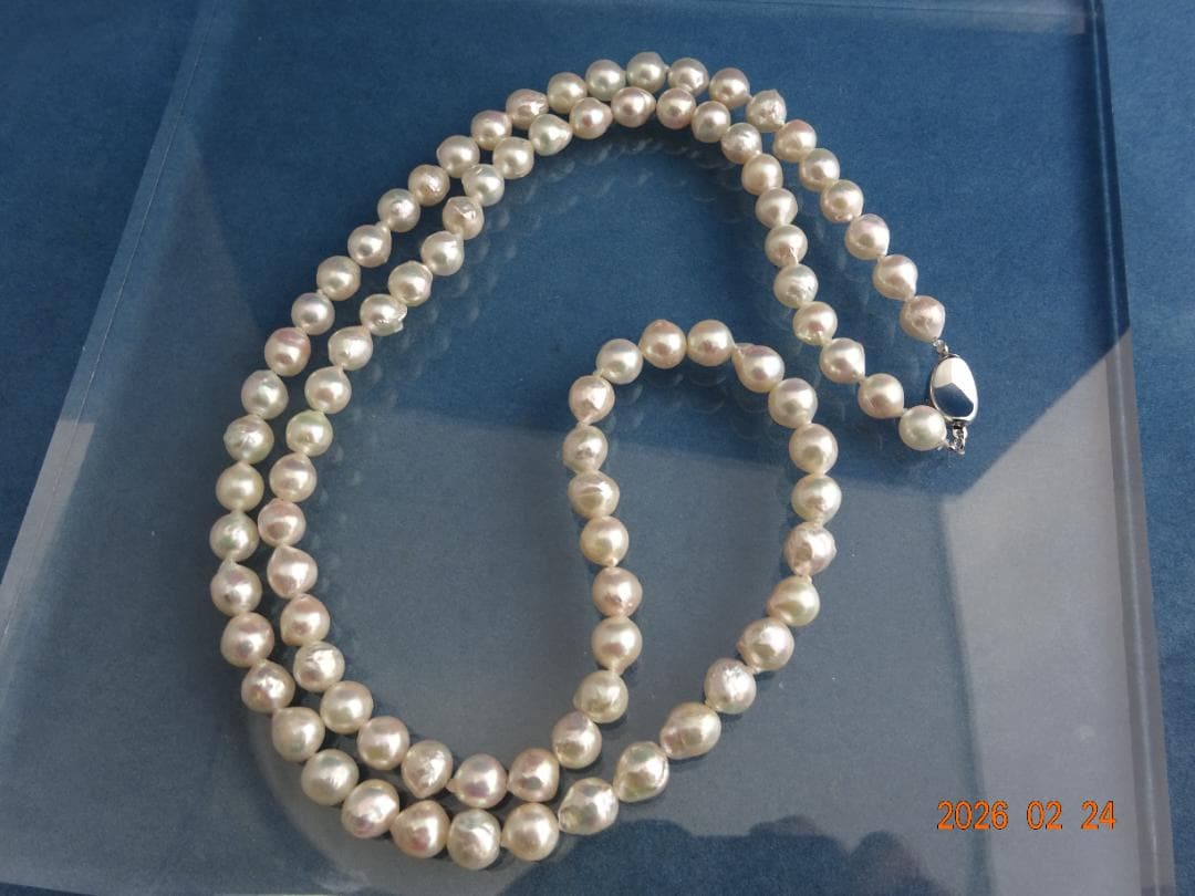 Akoya pearl necklace featuring 8-8.5mm pearls measuring approximately 83cm in length