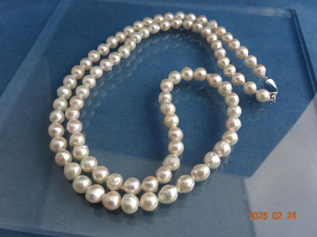Akoya pearl necklace featuring 8-8.5mm pearls measuring approximately 83cm in length