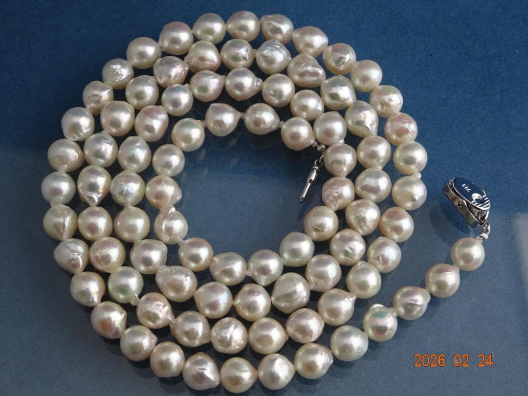 Akoya pearl necklace featuring 8-8.5mm pearls measuring approximately 83cm in length