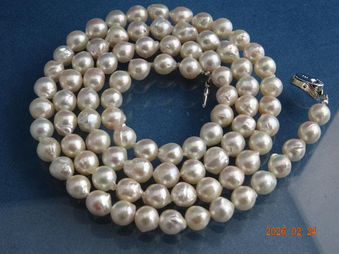 Akoya pearl necklace featuring 8-8.5mm pearls measuring approximately 83cm in length