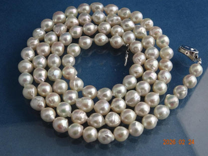 Akoya pearl necklace featuring 8-8.5mm pearls measuring approximately 83cm in length