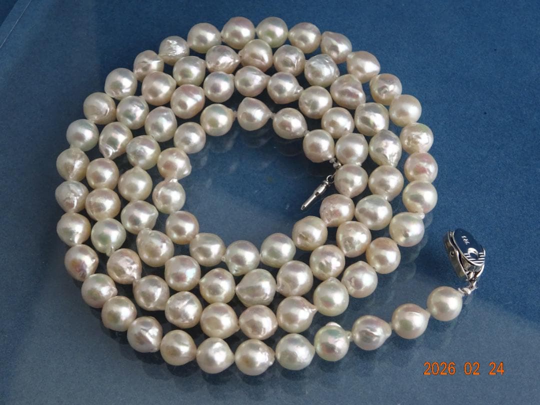 Akoya pearl necklace featuring 8-8.5mm pearls measuring approximately 83cm in length