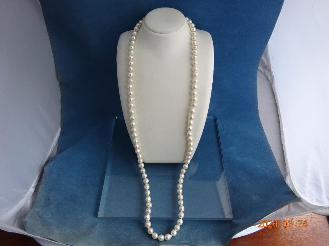 Akoya pearl necklace featuring 8-8.5mm pearls measuring approximately 83cm in length