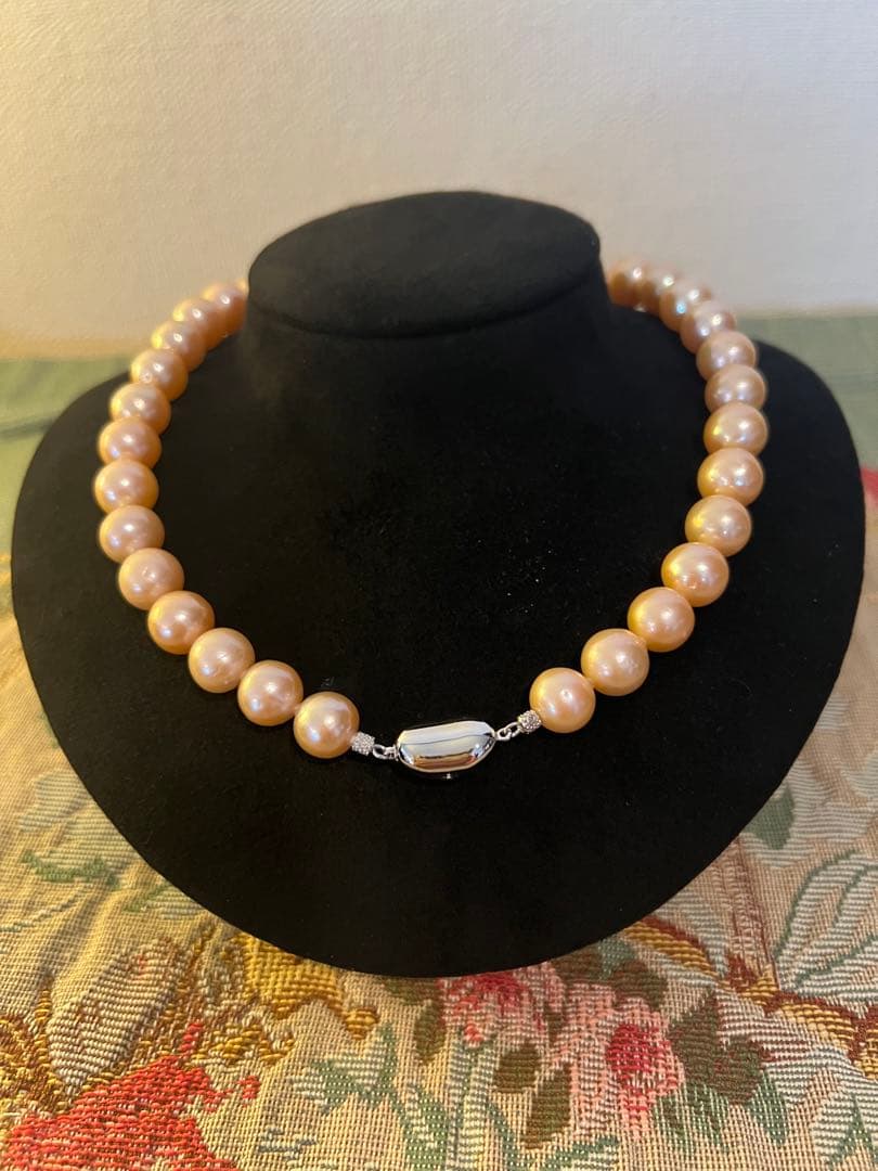 SV hollow nucleated natural freshwater pearl necklace in pale pink with silver clasp, 43.5 cm length, 12 mm to 10 mm pearls