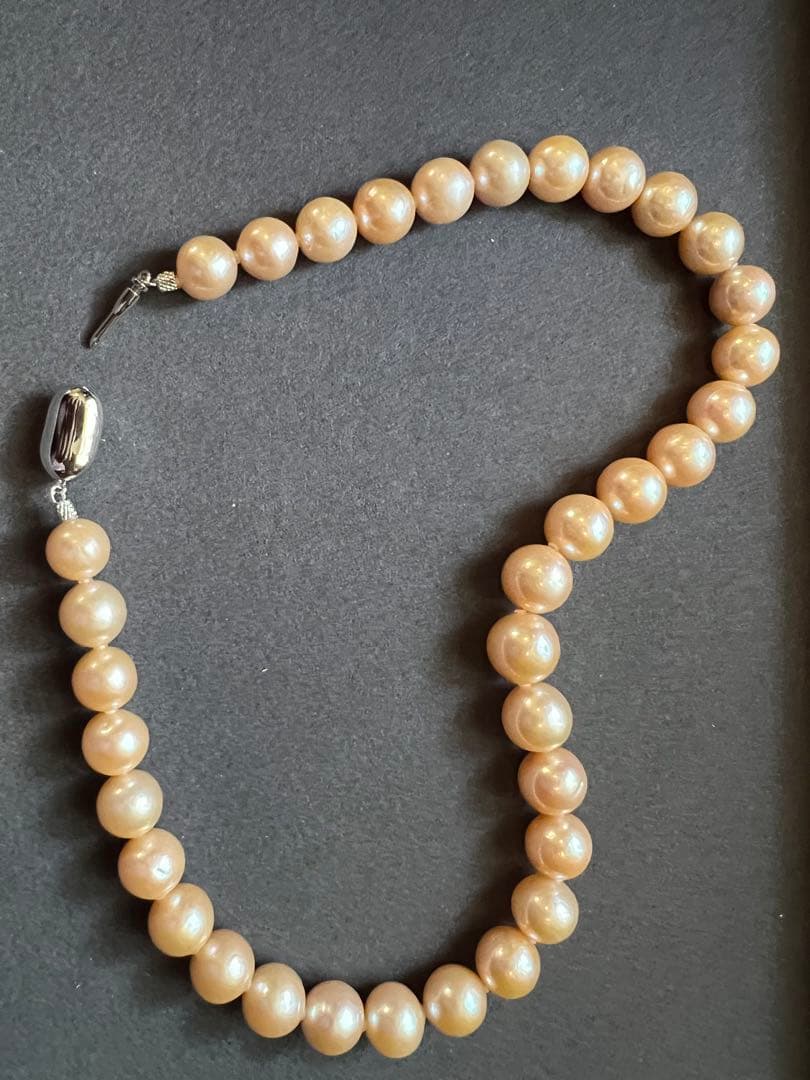 SV hollow nucleated natural freshwater pearl necklace in pale pink with silver clasp, 43.5 cm length, 12 mm to 10 mm pearls