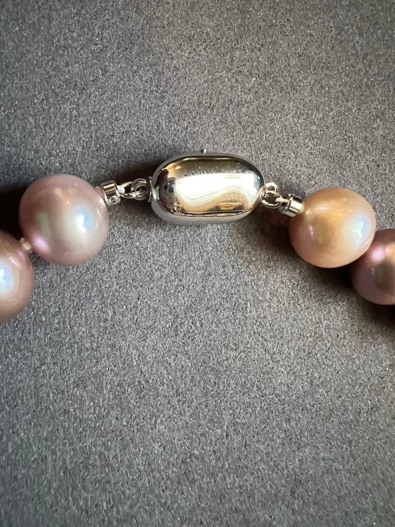 SV hollow nucleated natural freshwater pearl necklace in pale pink with silver clasp, 43.5 cm length, 12 mm to 10 mm pearls